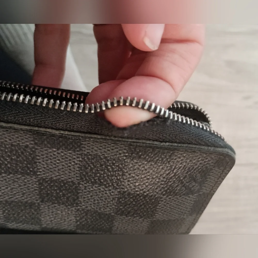 LOUIS VUITTON Damier Graphite Zippy coin purse